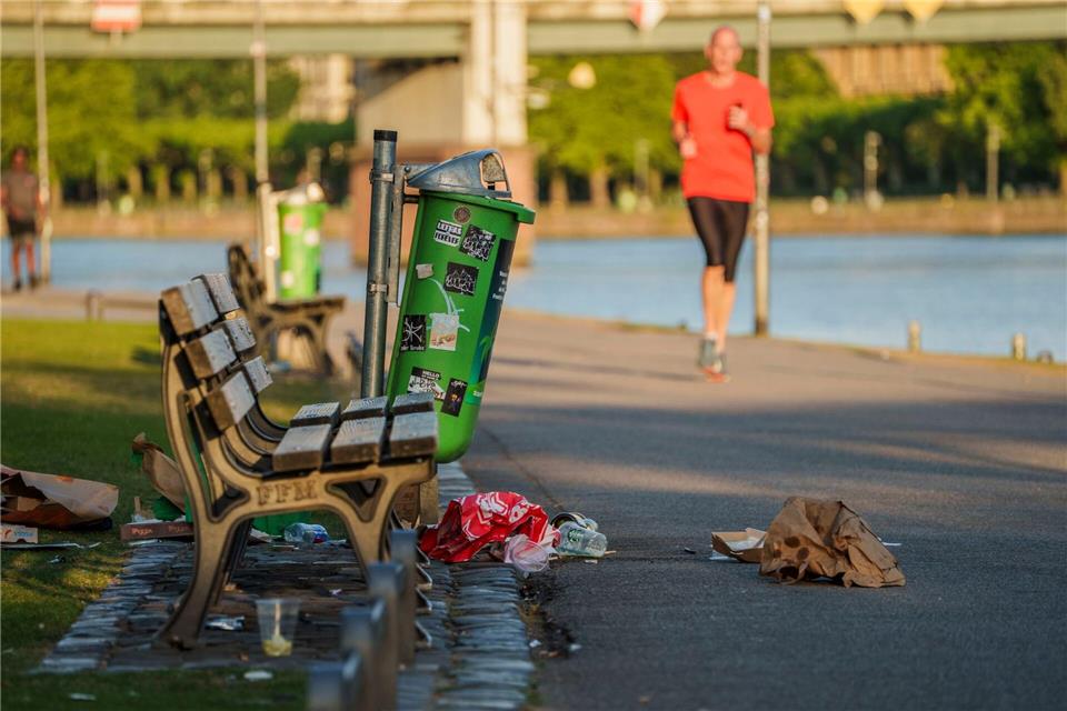 Achtlos hinterlassener Abfall verunstaltet das Erscheinungsbild von Städten - auch hier am Mainufer in Frankfurt.Andreas Arnold/dpa