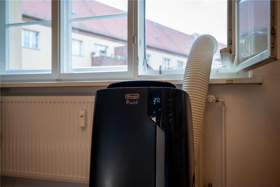 Achtung: Unterdruck! Der Abluftschlauch eines mobilen Klimageräts gehört durchs Fenster - am besten gut abgedichtet, etwa mit einer Acrylglasscheibe samt Loch für den Schlauch.Nico Tapia/dpa-tmn
