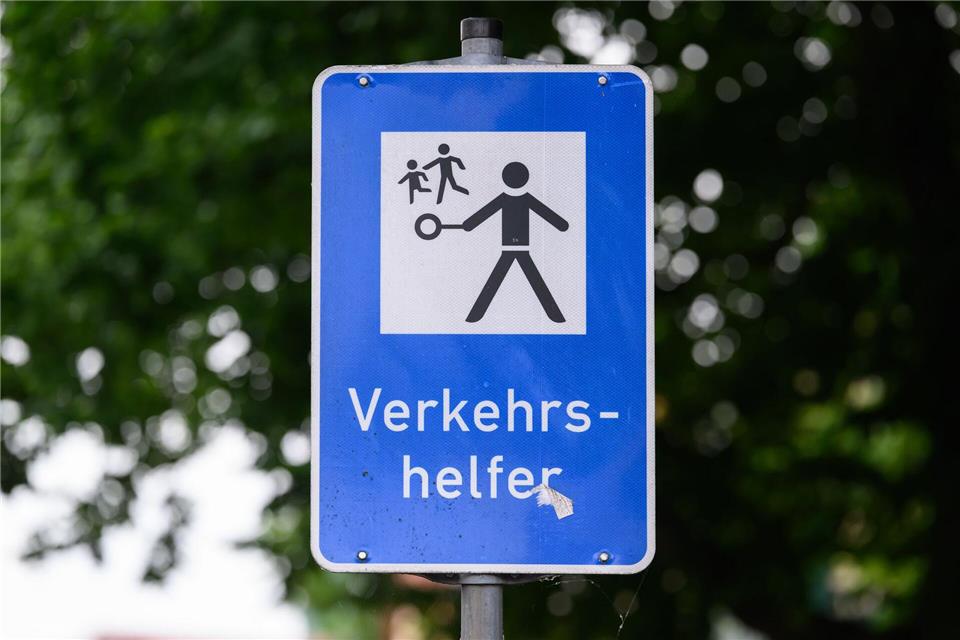 Achtung Verkehrshelfer - Ehrenamtliche helfen Kindern beim Schulweg. Robert Michael/dpa