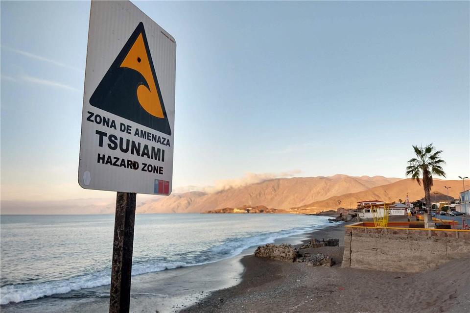 Achtung, hier kann es Tsunamis gehen. Wer solche Schilder - wie hier in Chile - sieht, sollte sich mit den örtlichen Verhaltensregeln vertraut machen.Till Simon Nagel/dpa-tmn