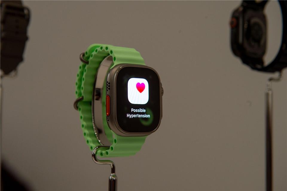 Achtung, möglicher Bluthochdruck entdeckt. Die Apple Watches können nun auch auf optischem Weg den Blutdruck ihrer Trägerinnen und Träger im Auge behalten. Andrej Sokolow/dpa-tmn/dpa