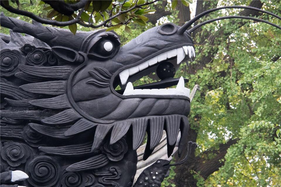 Achtung, scharfe Zähne: Drachenskulptur im Yu-Garten von Shanghai. Andreas Drouve/dpa-tmn