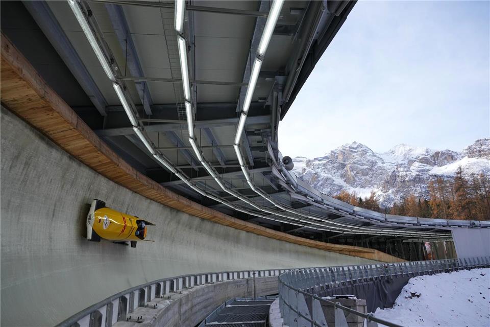 Adam Ammour und Alexander Schaller beim ersten Zweierbob-Rennen auf der Olympia-Bahn in Cortina d’Ampezzo.Andrew Medichini/AP/dpa