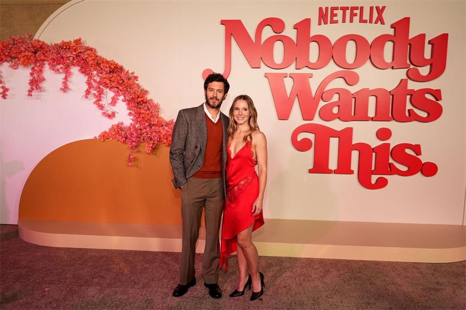 Adam Brody (l) und Kristen Bell sind die Hauptdarsteller in „Nobody Wants This“. (Archivbild)Chris Pizzello/Invision/dpa