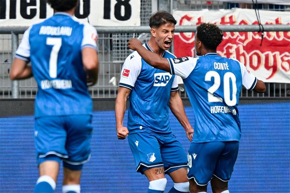 Adam Hložek jubelte mit seinen Teamkollegen über die Führung.Uwe Anspach/dpa