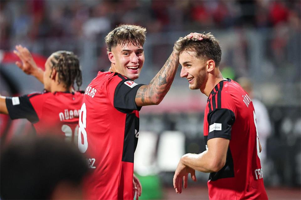 Adam Markhiev (r) gelingt gegen Bielefeld ein seltener Doppelpack.Daniel Karmann/dpa