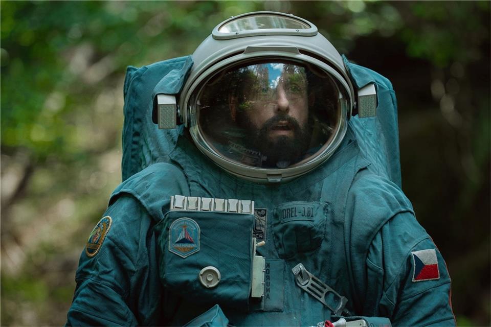 Adam Sandler als Kosmonaut Jakub in dem Netflixfilm „Spaceman“.