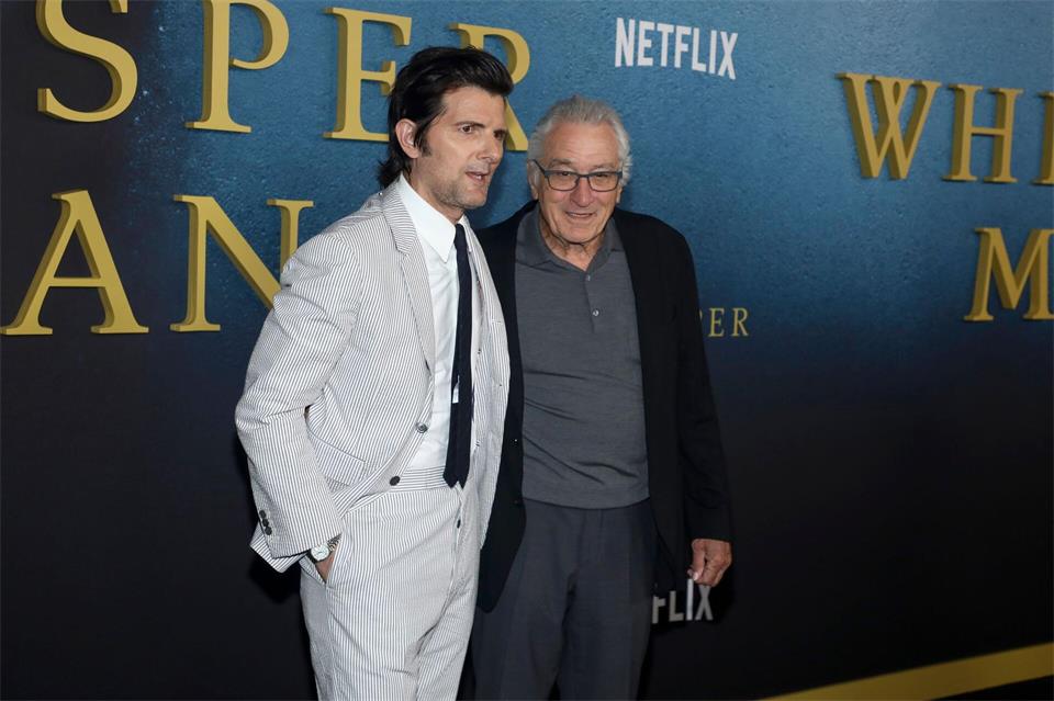 Adam Scott und Robert De Niro bei der Weltpremiere von „The Whisper Man“ (Der Kinderflüsterer) in New York.Andy Kropa/Invision/AP/dpa