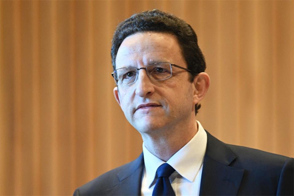 Adam Tolley hatte als unabhängiger Sonderermittler Mobbingvorwürfe gegen ein Regierungsmitglied in Großbritannien untersucht.Federico Gambarini/dpa