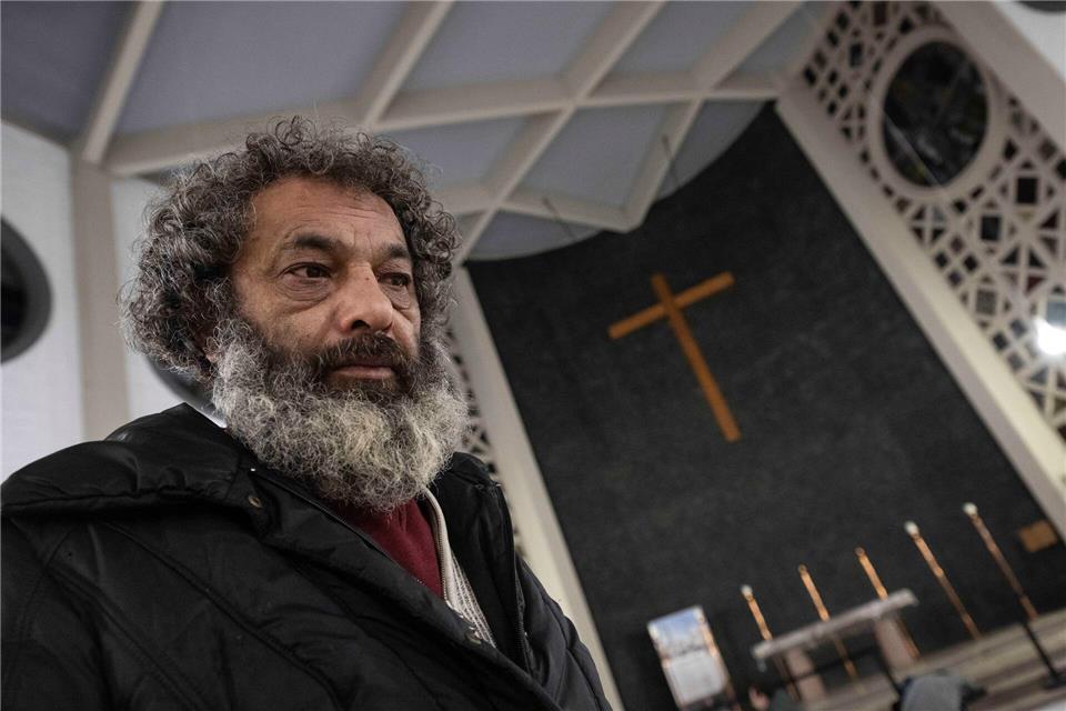 Adam steht vor dem Altarraum der Weißfrauenkirche im Bahnhofsviertel von Frankfurt. Dort stehen Feldbetten für bis zu 47 Obdachlose bereit.Boris Roessler/dpa
