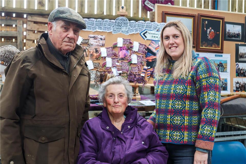 Bei den Spinnern: Die Shetlands als Mekka der Strick-Szene Addie, Margaret und Tochter Anne: Die Doulls sind „Patrone“ der Shetland Wool Week.Verena Wolff/dpa-tmn