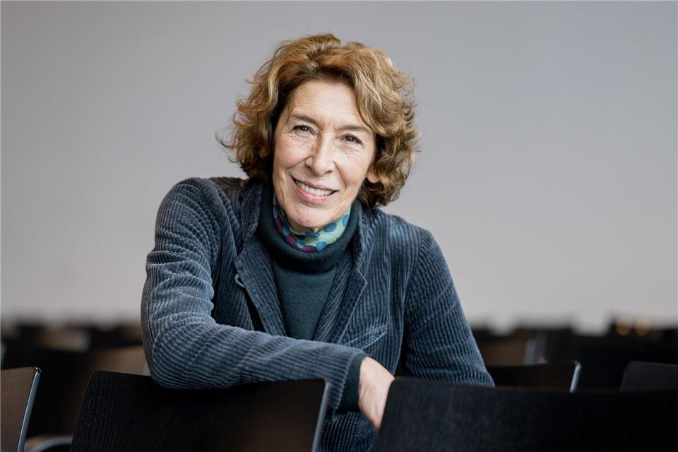 Adele Neuhauser, bekannt aus dem Wiener „Tatort“, sieht Filmschaffende in der Pflicht, Sehgewohnheiten und Gewohnheiten, rein gesellschaftlich, zu hinterfragen, wie sie der dpa erzählte. (Archivbild)Tobias Hase/dpa