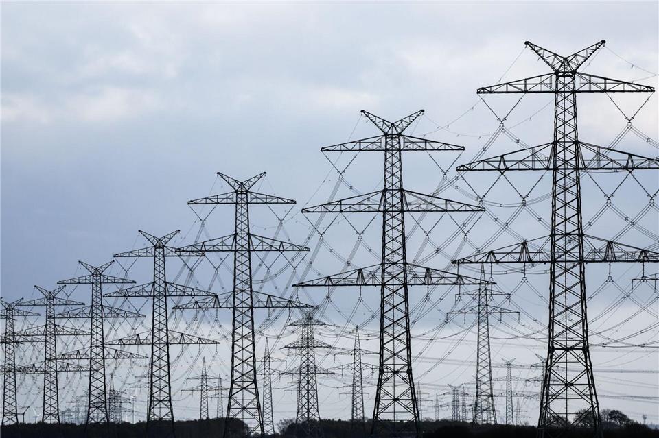 Adern der Stromversorgung - Freileitungen und Masten. (Symbolbild)Christian Charisius/dpa