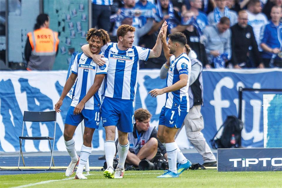 Adewumi (l.) ist für Hertha BSC derzeit Gold wert. Andreas Gora/dpa