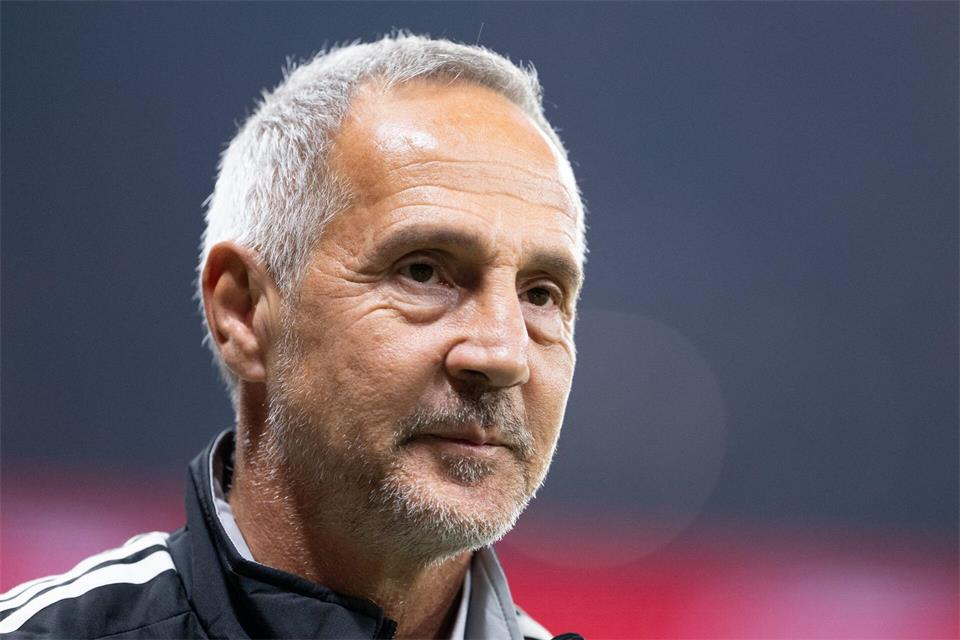 Adi Hütter vor dem Spiel gegen Köln.Florian Wiegand/dpa