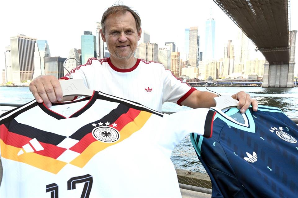 Adidas-Chef Björn Gulden berichtete über die Anzahl verkaufter Trikots.Federico Gambarini/dpa