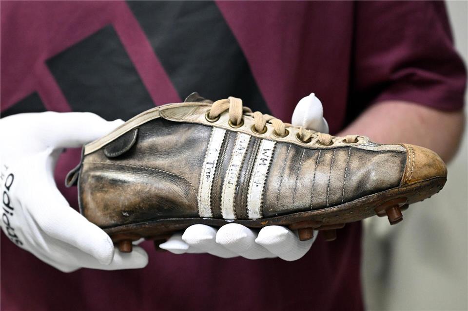 Adidas hat nach einem erfolgreichen ersten Halbjahr seine Prognose für das Gesamtjahr nach oben korrigiert.Federico Gambarini/dpa