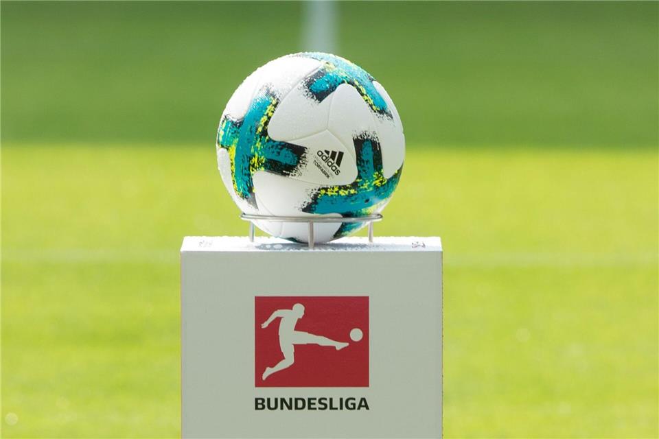 Adidas stellte schon in der Vergangenheit wie hier 2017 den offiziellen Bundesliga-Spielball.Sebastian Kahnert/dpa