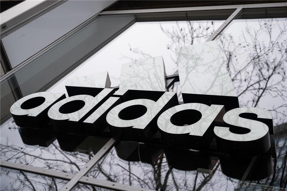 Adidas will im laufenden Jahr zwei Milliarden Euro an Umsatz zulegen (Archivbild). Christophe Gateau/dpa