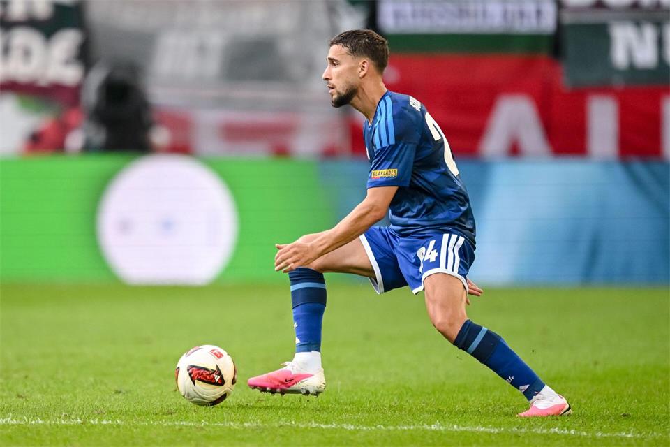 Adil Aouchiche hat seinen Vertrag bei Schalke 04 verlängert.Harry Langer/dpa
