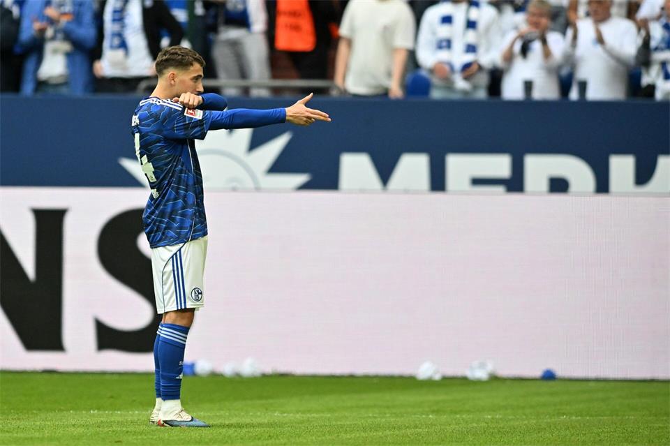 Adil Aouchiche hat seinen Vertrag bei Schalke 04 bis 2030 verlängert. (Archivbild)Bernd Thissen/dpa