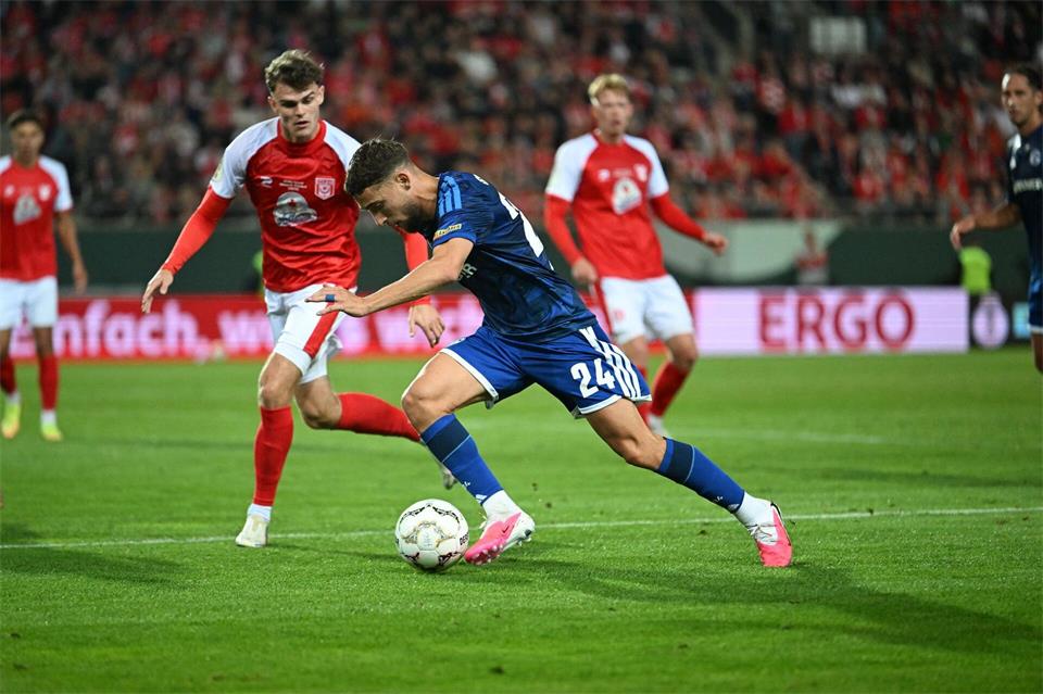 Adil Aouchiche (r) gehörte zu den auffälligsten Schalkern.Hendrik Schmidt/dpa