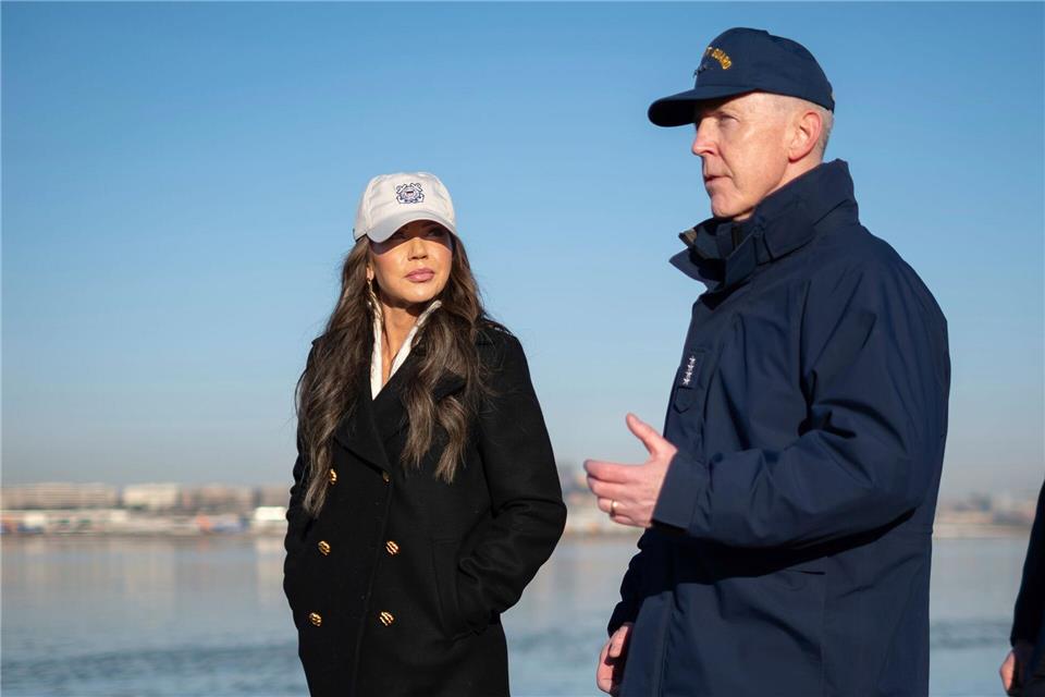 Admiral Kevin Lunday (r.), amtierender Kommandant der Kristi Noem unterstehenden US-Küstenwache, widersprach dem Medienbericht. (Archivbild)Petty Officer 1st Class Brandon/U.S. Coast Guard/AP/dpa