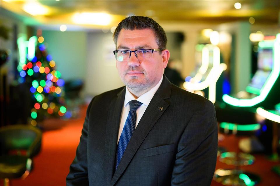 Admiral-Regionalleiter Florian Baum warnt: Wenn an einem Standort nur eine Spielhalle weiterbetrieben werden darf, könne das für viele Betriebe zum Problem werden.Julian Stratenschulte/dpa