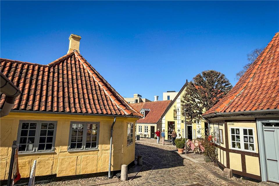 Adresse Bangs Boder 29, Odense: Das gelbe Eckhaus ist das Geburtshaus Andersens.Wolfgang Stelljes/dpa-tmn