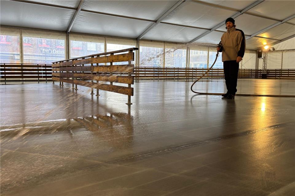 Adrian Hrosny wässert die Fläche für die nächste Eisschicht.