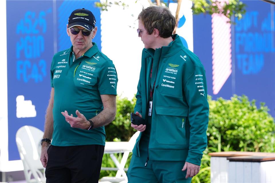 Adrian Newey (l) hadert mit dem Motor von Aston Martin.Asanka Brendon Ratnayake/AP/dpa