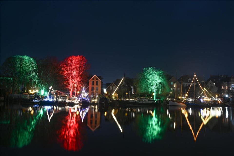 Advent an der Küste. Der Museumshafen in Leer ist weihnachtlich geschmückt und beleuchtet.Lars Penning/dpa
