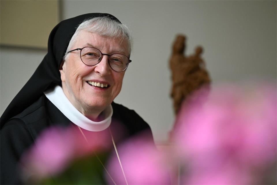 Äbtissin Elisabeth Kralemann sieht in dem Umzug an den Rhein die Chance auf einen Neuanfang für die Gemeinschaft der Benediktinerinnen von Kloster Engelthal. (Foto Archiv)Arne Dedert/dpa