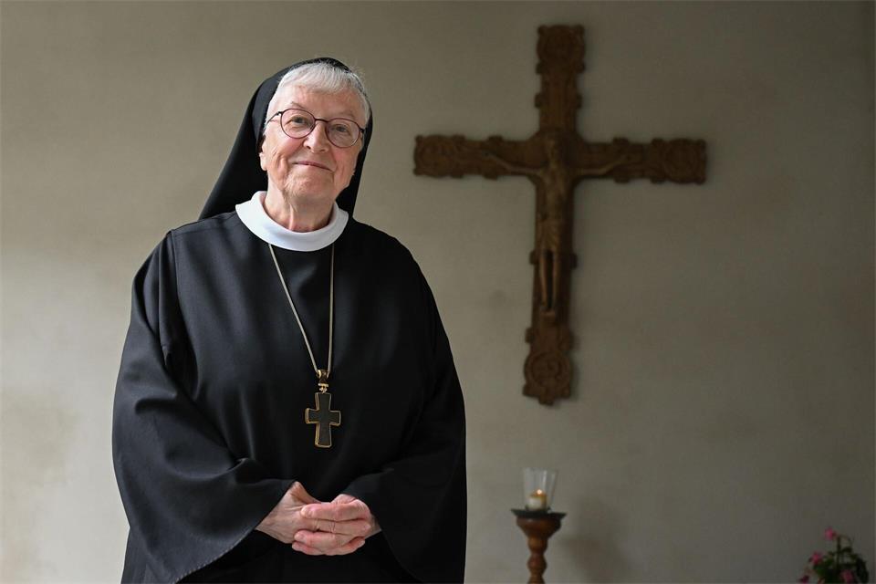 Äbtissin Elisabeth lebte und arbeitete 50 Jahre im Kloster Engelthal in der Wetterau und fühlt sich dem Ort sehr verbunden. Arne Dedert/dpa