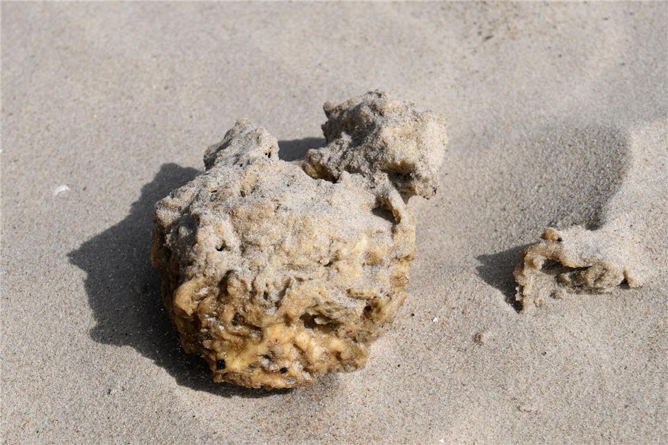 Ähnlich wie dieses Paraffin-Stück sehen die auf Juist angespülten weißen und gelben Klumpen aus. (Symbolbild)picture alliance / dpa