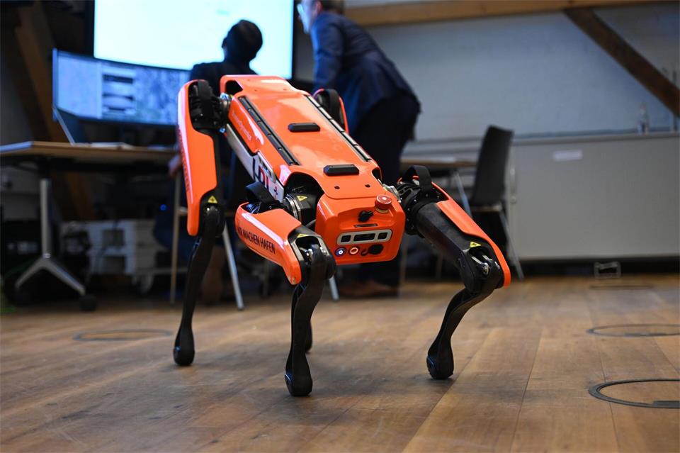 Ähnliche Roboter kamen auch am Hamburger Hafen zum Einsatz. (Archivbild)Katrin Luxenburger/dpa