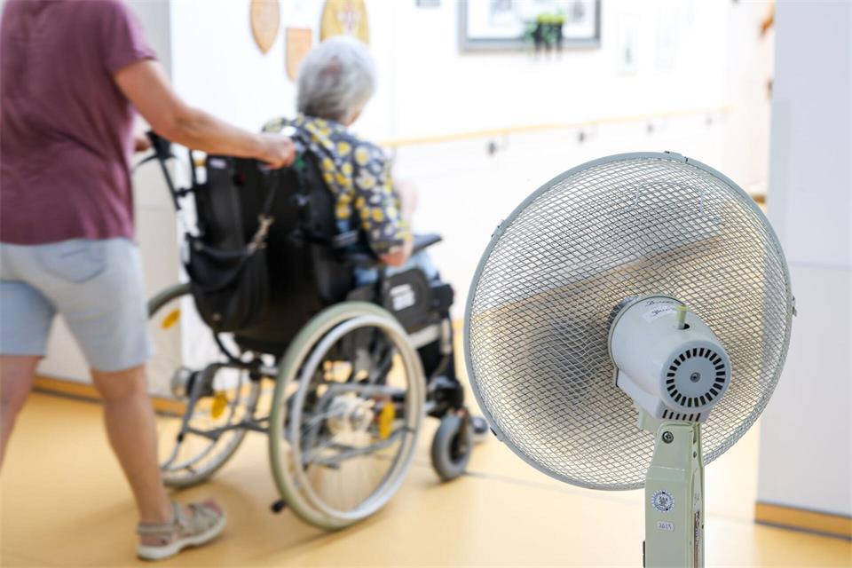 Ältere Menschen leiden unter hohen Temperaturen. (Symbolbild)Christoph Reichwein/dpa