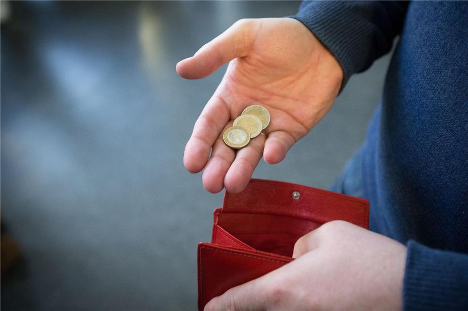 Ältere Menschen sind überdurchschnittlich von Armut betroffen. (Symbolbild)Friso Gentsch/dpa