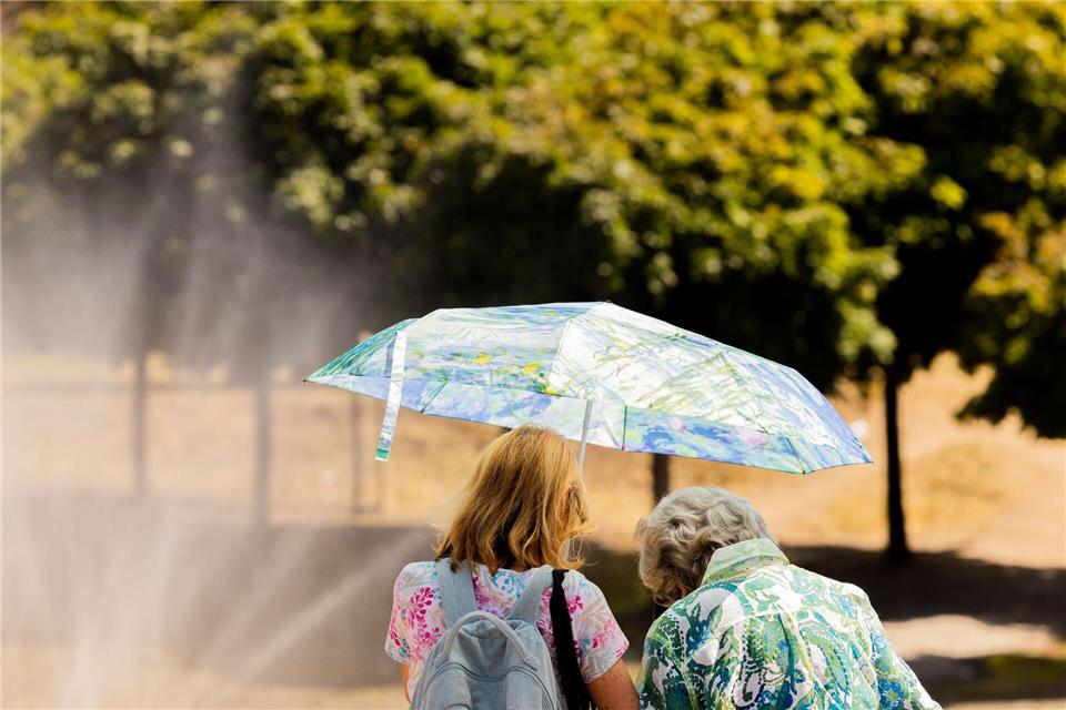 Ältere und pflegebedürftige Menschen sind bei Hitze besonders gefährdet. (Symbolbild)picture alliance/dpa