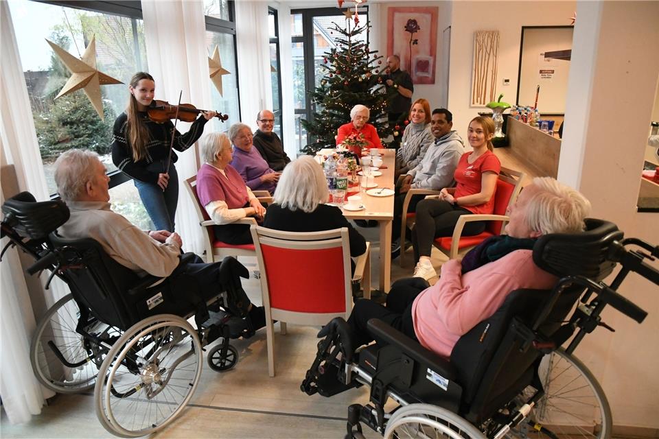 Älteren Menschen eine Freude bereiten: Leonie Minga (14) spielt Weihnachtslieder auf ihrer Geige im Haus Rosengarten. 