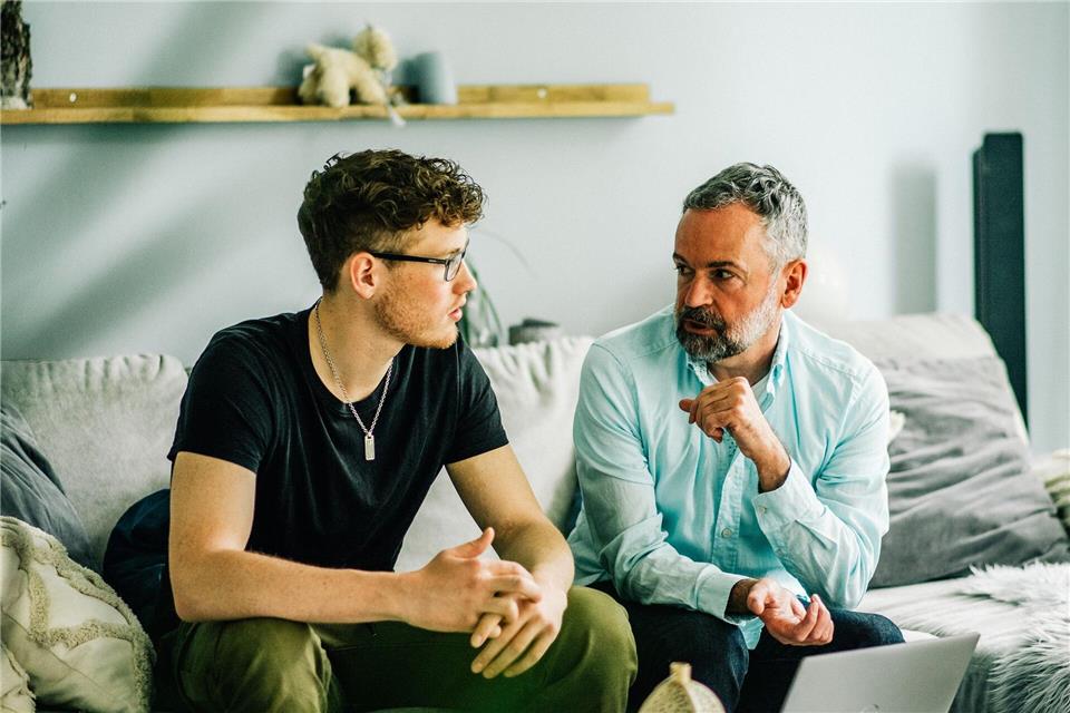 Ängste, Sorgen und Nöte ernst nehmen: Die aktuelle Wehrdienst-Debatte verunsichert viele Teenager - und wirft in Familien Fragen auf.Zacharie Scheurer/dpa-tmn