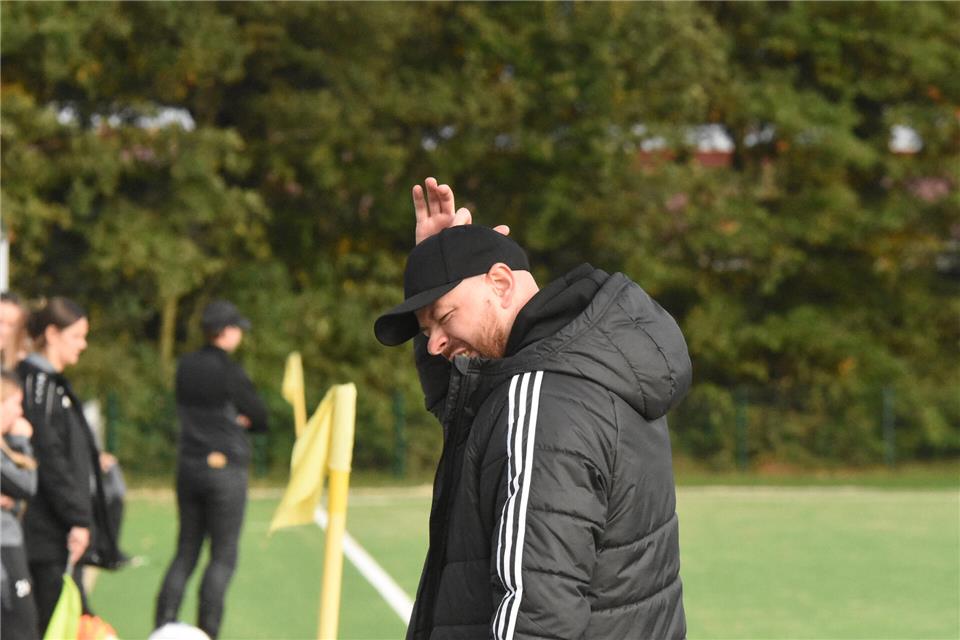 Ärgerte sich über den Verlust der Bezirksliga-Tabellenführung: Marbecks Trainer Tim Köster.