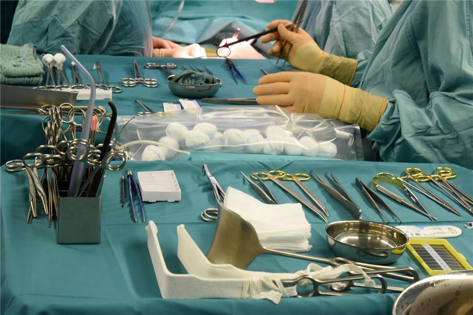 Ärzte bereiten eine Organtransplantation vor. Waltraud Grubitzsch/dpa-Zentralbild/dpa