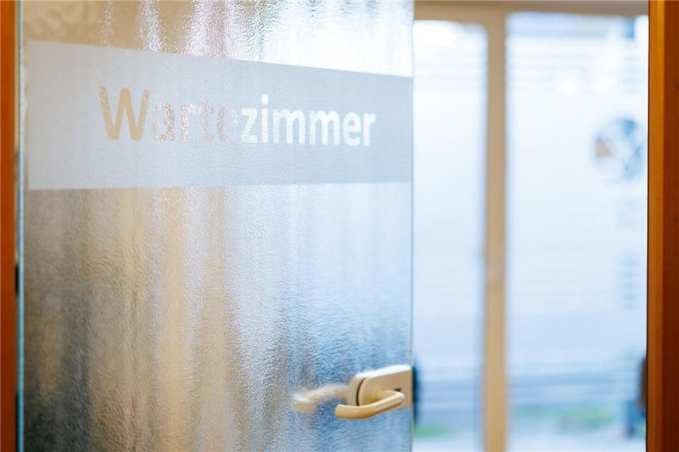 Ärzte fordern eine Strafgebühr für Patienten, die gebuchte Termine beim Arzt nicht wahrnehmen. (Archivbild)Daniel Karmann/dpa