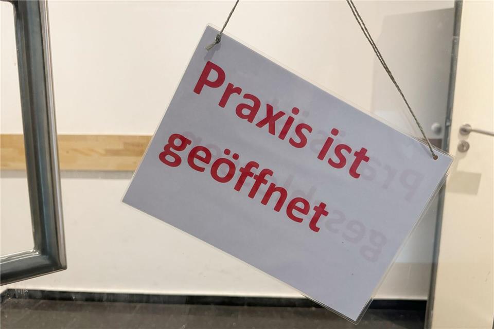 Ärzte könnten aus der Versorgung gesetzlich versicherter Patientinnen und Patienten ausscheiden - mit entsprechenden Folgen für die Versorgung, sagt die KV. (Symbolbild)Peter Kneffel/dpa