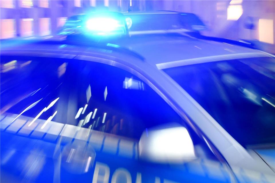 Äußerlich unverletzt wurde die 31-Jährige in ein Krankenhaus gebracht. (Symbolbild)Carsten Rehder/dpa