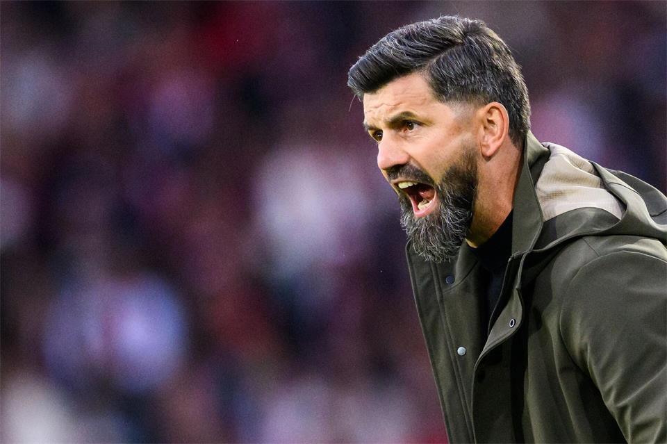 Äußerte nach der Niederlage in Freiburg Selbstkritik: Schalke-Trainer Miron Muslic. Tom Weller/dpa