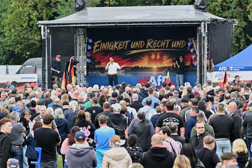 AfD-Anhänger feiern den Tag der Einheit bei einer Kundgebung der brandenburgischen Landespartei in Fürstenwalde.   Patrick Pleul/dpa