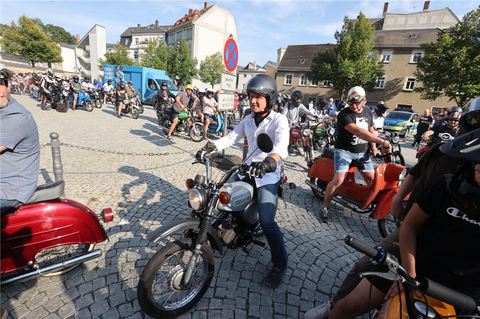 AfD-Chef Björn Höcke schwärmt von der Simson und nutzte sie im Wahlkampf 2024. (Archivbild)Bodo Schackow/dpa