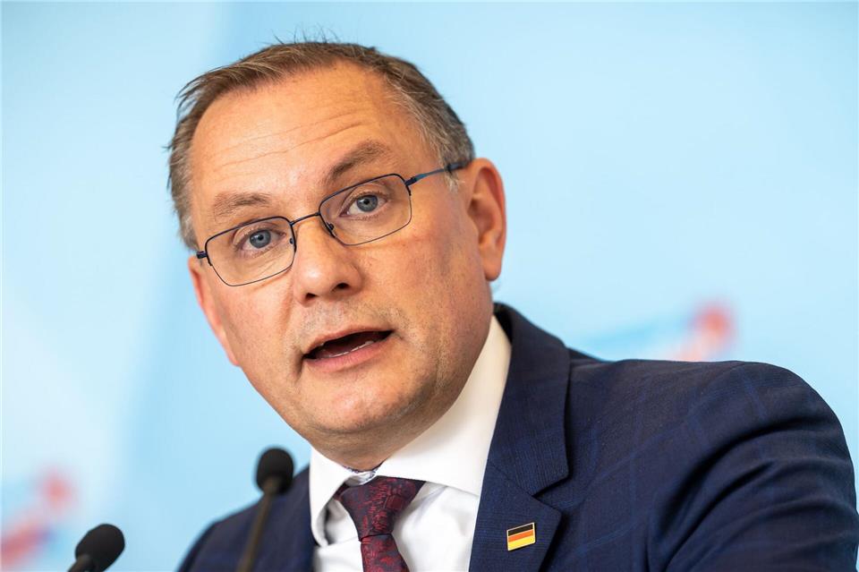 AfD-Chef Tino Chrupalla hofft, dass es in Erfurt friedlich bleibt. (Archivbild)Michael Kappeler/dpa